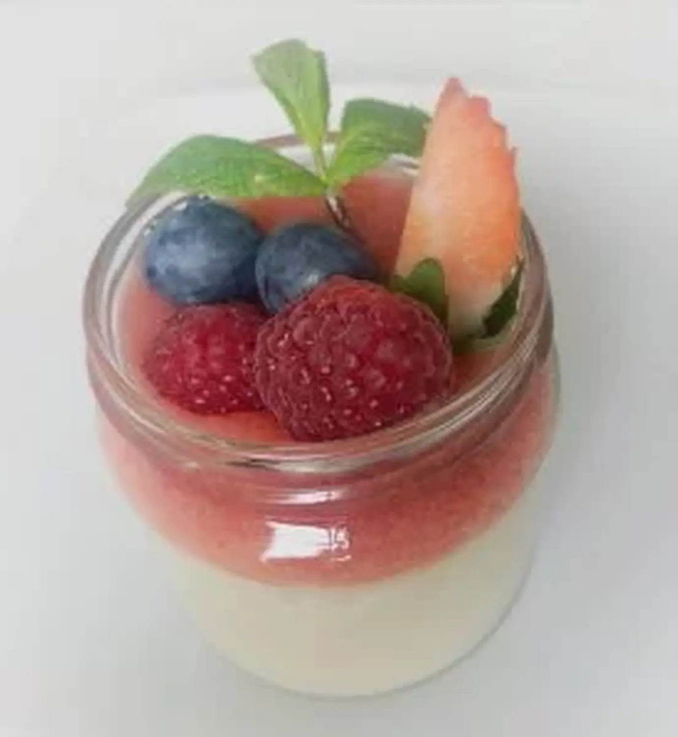 Hausgemachte Erdbeer-Joghurt-Creme von Vital Thai Massage & Spa